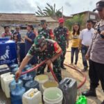 HUT ke 77 KOREM 043/Gatam, TNI – POLRI Dan Dinas Damkar Distribusikan Air Bersih Untuk Warga Di musim Kemarau