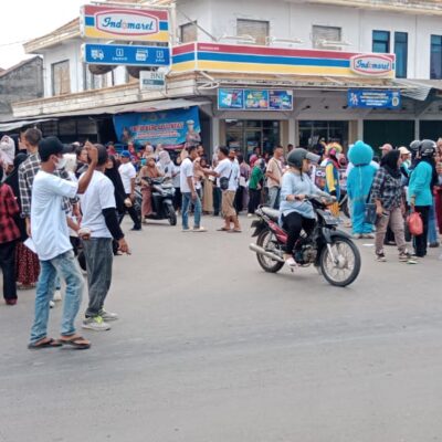 R2TB Giat Jumat Berkah 1500 Paket Makanan Dibagikan Ke Pengendara yang Melintas