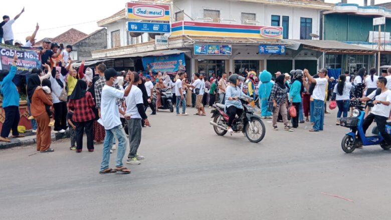 R2TB Giat Jumat Berkah 1500 Paket Makanan Dibagikan Ke Pengendara yang Melintas