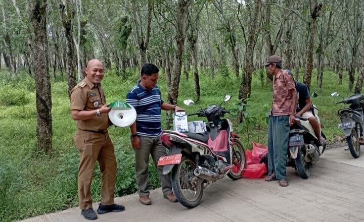 Pemdes Kertosari Pasang Lampu Jalan, Warga Kini Lebih Nyaman dan Aman