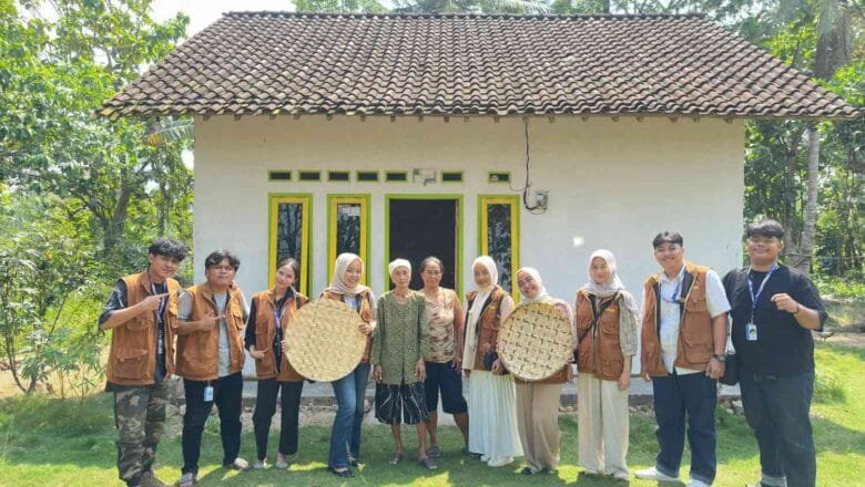 Kelompok KKN Itera Kunjungi Sentra Pembuatan Tampah di Desa Sidodadi Asri